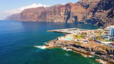 Puerto de Santiago 'nun okyanus kıyı şeridi ve şehir manzarası. Giants uçurumları Los Gigantes, Tenerife, İspanya. Turist beldesi Rocky Beach.