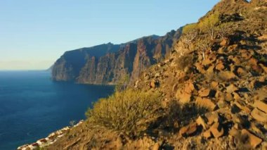 Sahil şehri Puerto Santiago ve derin okyanus sularında Los Gigantes uçurumları. Ünlü turist merkezi. Tenerife.