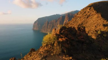 Los Gigantes Kayalıklarında gün batımı derin okyanus manzaralı Tenerife adası, Kanarya, İspanya. Atlantik sularındaki devler. Sinematik hava uçuşu.