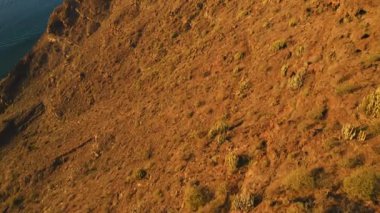 Los Gagantes uçurumlarındaki kayalık oluşumlarda sıcak günbatımı ışığı ve derin sakin okyanuslar. Tenerife Kanarya Adaları İspanya Avrupa.