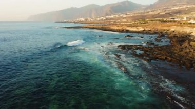 İspanya 'nın Tenerife Kanarya Adaları' ndaki kayalık volkanik kıyı şeridinin hava görüntüleri. Kanaryalar diyarı. Atlantik Okyanusu manzarası.