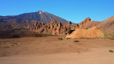 Teide volkanı manzaralı Ulusal Park Çölü kayalık yüzeyi. Tenerife, Kanarya Adaları.