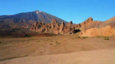 Volkan Teide kayalık dağlar ve verimsiz vadiyle. Uzaylı Mars kumlu kayaları. Hava görünümü.