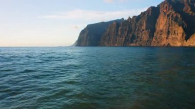 Gün batımında Atlantik Okyanusu 'nun ortasındaki dağ uçurumu. Los Gigantes Tenerife İspanya.
