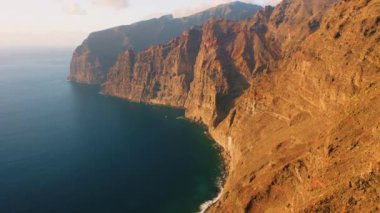 Los Gigantes Tenerife adasındaki güzel dağ batımı uçurumları. Derin okyanus mavi suları ve çorak büyük kayalıklar. Devler. Dünyayı dolaş. Canlı renkler.