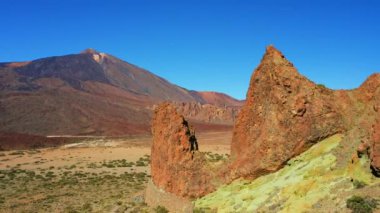 Volkanik kaya oluşumları ve Tenerife Kanarya Adaları 'ndaki volkanik Teide ile çöl manzarası İspanya.