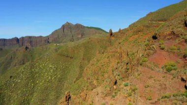 Yüksek volkanik yeşil dağlar Teno ulusal parkı Masca köyünde büyük bir vadi oluşturur. Yürüyüş alanı. Turist eğlencesi. Hava sineması uçuşu. Tenerife Kanarya Adaları İspanya Avrupa.