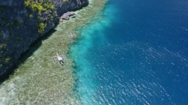 Banka turist teknelerinin mercan resiflerinin kenarına demirlemiş hava aracı görüntüleri. El Nido, Palawan Filipinleri