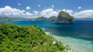 Bacuit Körfezi 'nin uzak kıyı şeridinin insansız hava aracı görüntüsü. Yeşil orman, turkuaz okyanus, tropik adalar. El Nido, Palawan, Filipinler. Yaz ve seyahat tatil konsepti