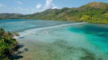Yılan Adası 'nın yanındaki kumsalda turkuaz kıyı okyanus suyu sığ. El Nido takımadaları. Adaya zıplayan B turu. Palawan 'da. Filipinler