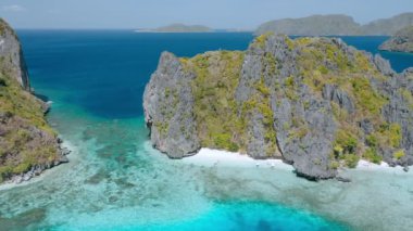 Filipinler, Palawan, El Nido 'daki Shimizu Adası' nın insansız hava aracı görüntüleri. Adanın önündeki kayalar ve kristal berraklığında sığ turkuaz göl suyu