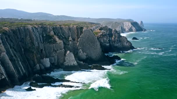 4K空中录像显示了悬崖后面的普拉亚 格朗德海滩 葡萄牙 大西洋海浪和岩石成本悬崖 — 图库视频影像