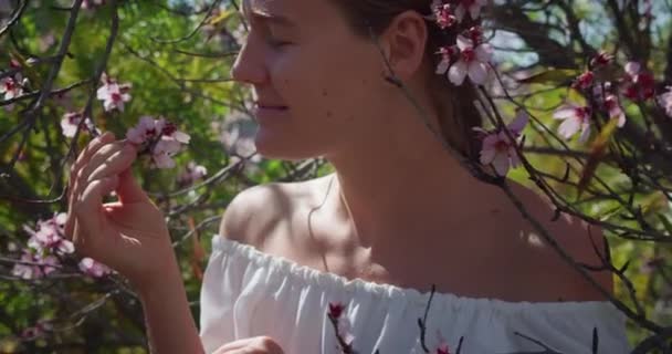 Kecantikan Alami Wanita Muda Menikmati Alam Kebun Apel Musim Semi — Stok Video