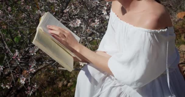 Jonge Vrouw Die Dagboek Leest Onder Bloeiende Kersenboom Bij Achtergrondverlichting — Stockvideo