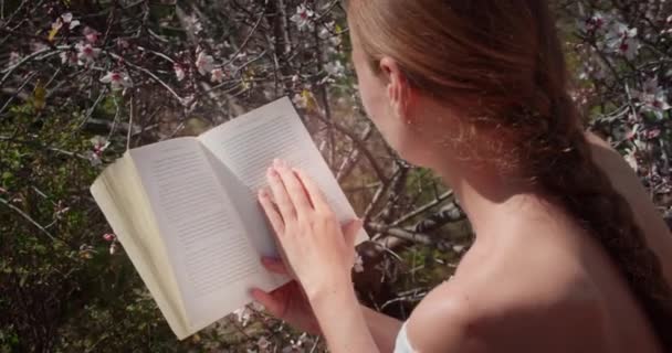 Frau Liest Frühlingsgarten Ein Papierbuch Dame Mit Buch Entspannen Der — Stockvideo