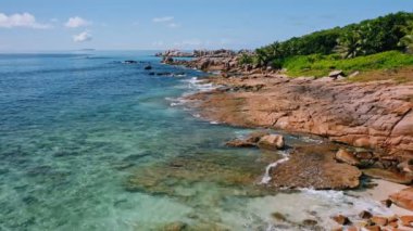 La Digue tropikal adasının hava görüntüleri. Granit kayalar ve okyanus dalgalarıyla güzel egzotik kıyı şeridi. Seyşeller 'de yaz tatili