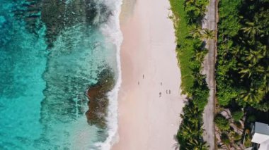Mahe adası, Seyşeller havadan aşağıya tropik sahil manzarası Anse Bazarca. Yaz tatili, seyahat ve yaşam tarzı konsepti