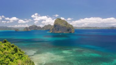 Uzak mesafeden Pinagbuyutan adasını çevreleyen hava aracı. El Nido, Palawan, Filipinler. Yaz ve seyahat tatil konsepti.