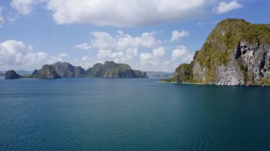 4K Aerial 'dan inanılmaz Pinagbuyutan Adası' na. El Nido, Palawan, Filipinler. Barcuit Takımadası.