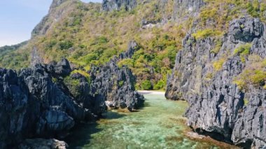El Nido Palawan 'daki Saklı Plaj' ın Rocky oluşumları. Karst kayalarının ve körfezin hava aracı görüntüsü..
