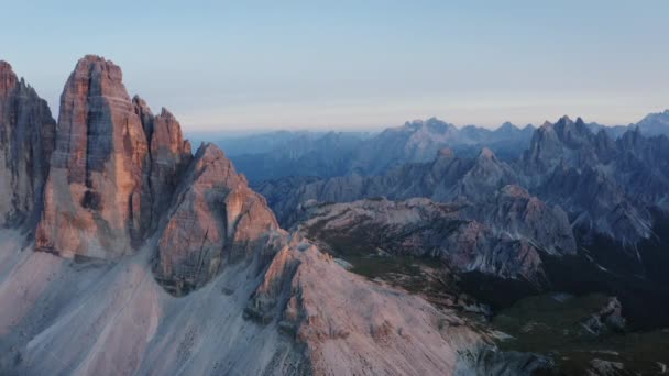 Tre Cime Lavaredo Drone航拍 大多数游客都是在日落黄昏的紫丁香光照射下到达意大利Sexten Dolomites阿尔卑斯山的 欧洲南蒂罗尔具有壮丽风景的高山自然公园 — 图库视频影像