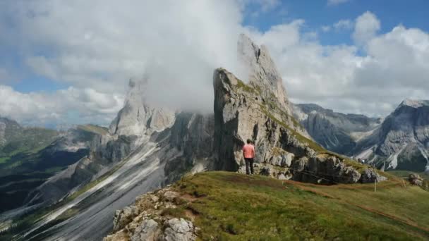 Caminhadas Homens Seceda Furchetta Cume Picos Trentino Alto Adige Dolomites — Vídeo de Stock