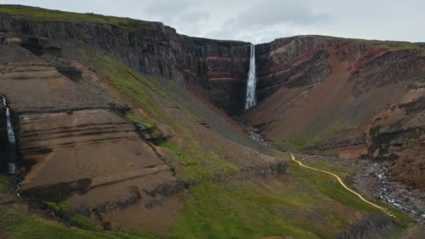 Letecký Záznam Červeného Kamenného Kaňonu Krásného Hengifosského Vodopádu Islandu — Stock video