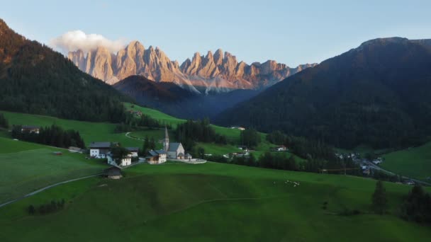Luftaufnahme Der Kirche Santa Maddalena Magdalena Villnösstal Bei Sonnenuntergang Dolomiten — Stockvideo