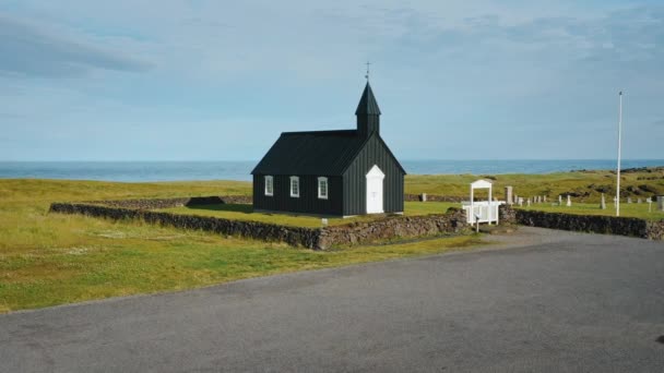 Gereja Budakirkja Taman Nasional Snaefellsjoekull Islandia Aerial Fly Drone Footage — Stok Video