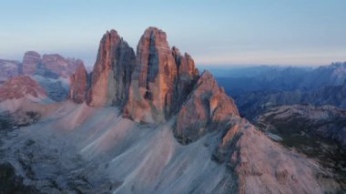 Tre Cime di Lavaredo 'nun insansız hava görüntüleri. Günbatımında İtalya 'nın Sexten Dolomites Alpleri' nde en çok ziyaret edilen dağı. Güney Tirol, Avrupa 'da destansı manzaralı doğa alp parkı.