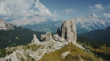 Dolomitlerin, Cinque Torri 'nin, Cortina ve Ampezzo' nun insansız hava aracı görüntüsü. Güneşli günde beş kule kayası oluşumu, İtalya, Avrupa.
