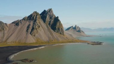 Vestrahorn dağları ve İzlanda körfezinden Stokksnes plajı. 4k drone görüntüsü.