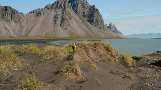 Stokksnes Island Luftaufnahme Von Mann Touristen Fuß Auf Schwarzem Sandstrand — Stockvideo
