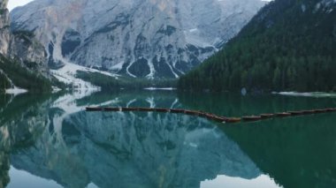 En güzel Lago di Braies Pragser Wildsee olarak da bilinir. Dolomitler, İtalya. Sakin zümrüt yeşil su yüzeyinde ve çiğ kayıklar üzerinde uçuyor..