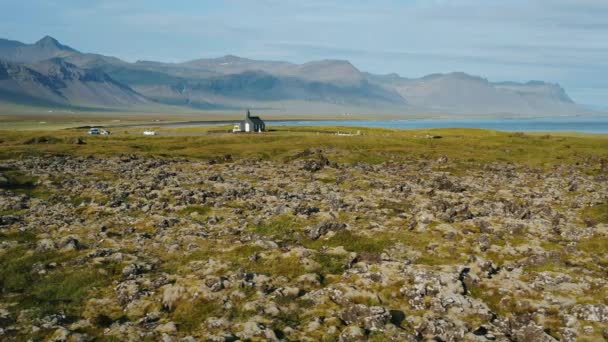 Kostel Budakirkja Národního Parku Snaefellsjoekull Island Záběry Oběžné Dráhy Vzdušného — Stock video