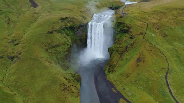 夏のアイスランド南部のスコガ川のスコガフォスの滝 空中軌道ドローン映像 人気の観光名所 — ストック動画