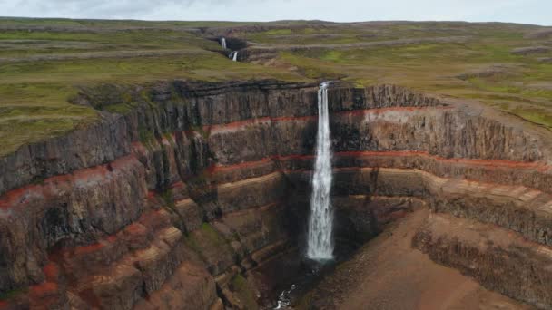 Island Plateau Und Beeindruckender Hengifoss Wasserfall Roter Stein Berg Und — Stockvideo