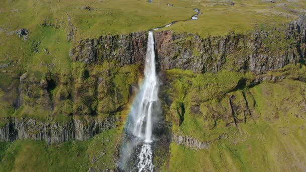 Letecký Záznam Bjarnarfossova Vodopádu Zelenými Útesy Západním Islandu Letní Čas — Stock video