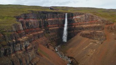 Hengifoss Şelalesi, İzlanda 'daki kırmızı kanyon ve dağ nehrinin hava görüntüleri.