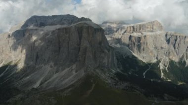 Dolomitlerdeki hava manzaralı Passo Gardena, İtalyan Alpleri.