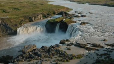 İzlanda insansız hava aracı Godafoss şelalesinin 4k görüntüsü. En ünlü turistik mekan..