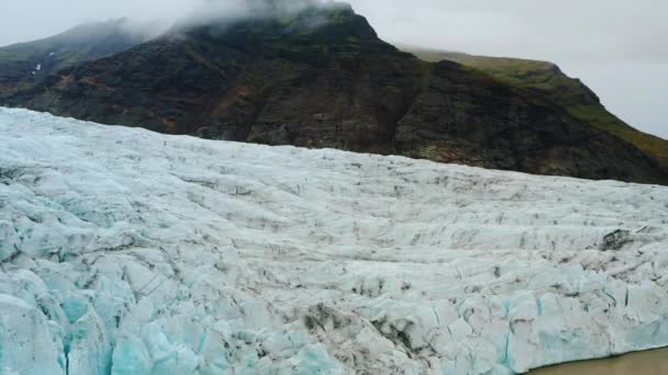 アイスランドのVantajokull氷河とFjallsarlon湖の空中ドローン映像 — ストック動画