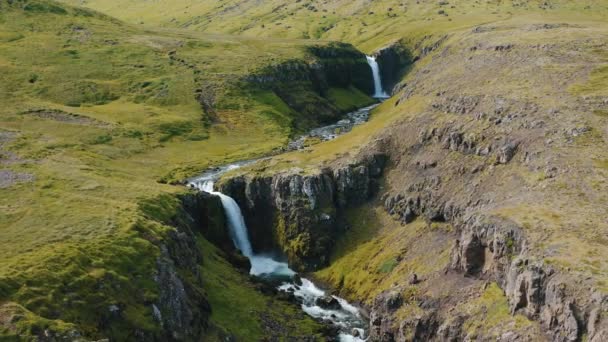 Lot Dronem Nad Wodospadem Schodzącym Środku Zielonych Wzgórz Islandii Lato — Wideo stockowe