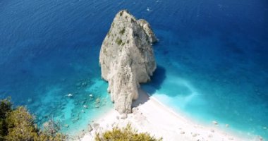 Zakynthos Adası, Yunanistan. Keri yakınlarında mavi gölü olan beyaz kayalıklı tenha bir sahil, turistlerin keyif aldığı tekneler. Üst görünüm