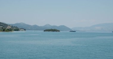 Adaların arasındaki körfeze demirlemiş lüks bir yat yelkenlisi.