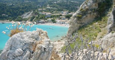 Arka planda bulanık Akdeniz köyü ve turkuaz renkli lagün, Lefkada, İyon Adaları, Yunanistan