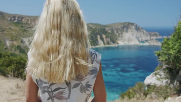 Mujer Rubia Viajera Cima Montaña Mirando Hermosa Bahía Del Mar — Vídeos de Stock