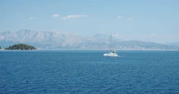 Catamarano Barca Vela Mare Aperto Ionico Concetto Viaggio Estivo Lusso — Video Stock