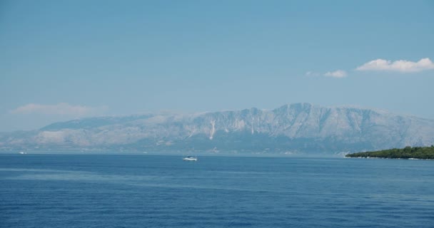 Akdeniz Adası Yakın Güzel Bir Körfeze Demirlemiş Lüks Bir Yat — Stok video