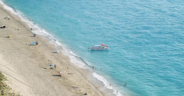 Playa Milos Lefkas Grecia Súbete Los Barcos Recoger Los Turistas — Vídeos de Stock